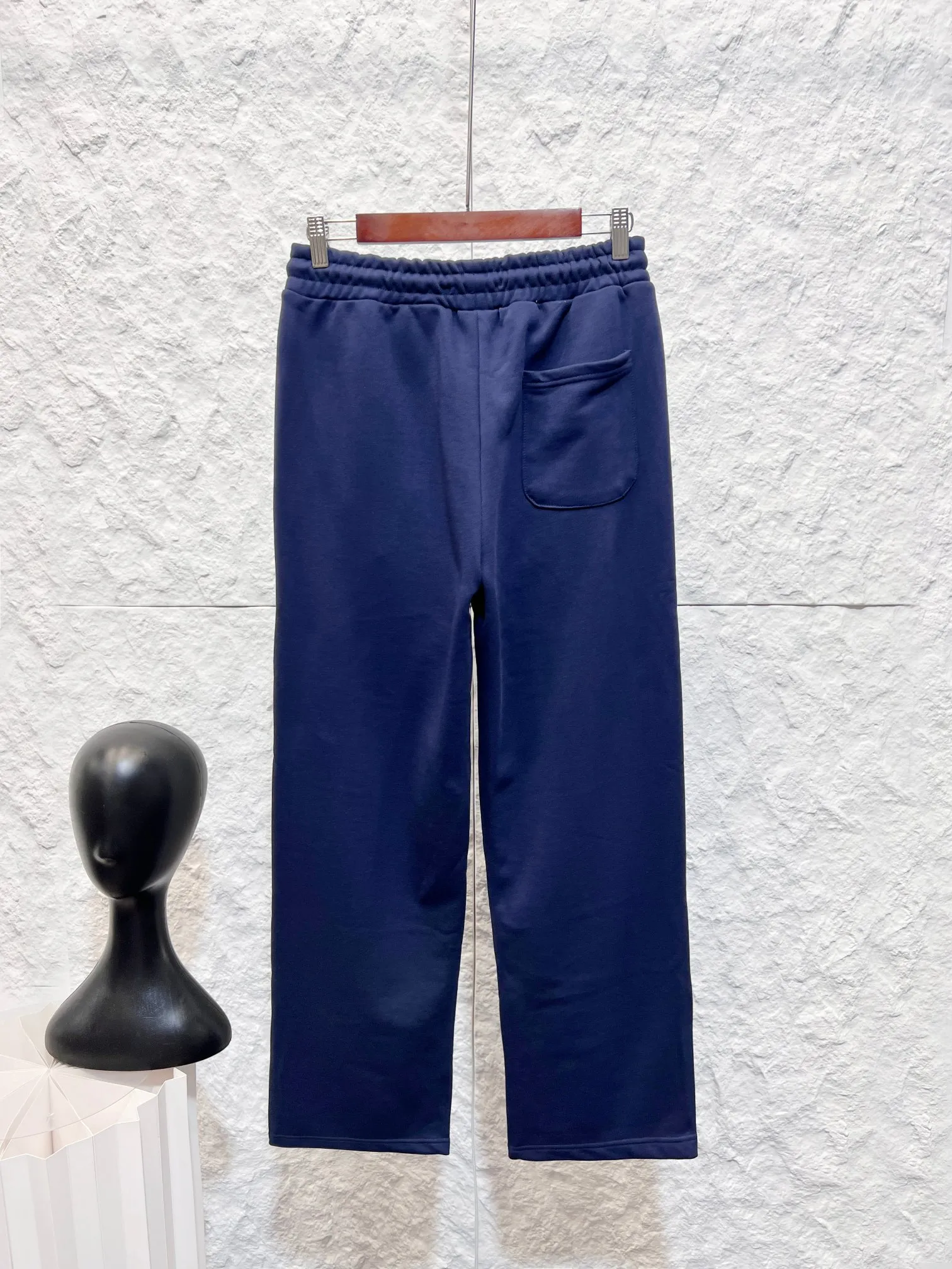 Brunello Cucinelli (In Stock for a long time and has not been removed from the shelves) (BC) These wide-leg sweatpants are made of high-count double-ply Xinjiang long-staple cotton blended terry sweatpants. They are pre-shrunk and washed. They are not easy to deform and have a strong drape feeling. They are the Classic knitted base fabric of BC casual pants. VFactory process name: Double-layered widened elastic waist with drawstring + built-in non-slip webbing waist technology Waistband: double-layered ribbed widened waist, built-in elastic + cotton drawstring, metal beer nozzle at the end of the drawstring, the industry collectively refers to the metal head drawstring waist technology Side seam pockets: diagonal insert type Loose casual wide-leg trousers for men and women Same Style Color: Black linen Gray Navy Blue Sizes: S-3XL Max. catties (worry-free after-sales)